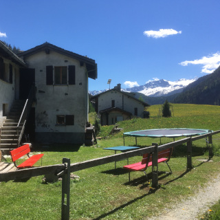 Sitzplatz und Liegewiese mit Trampolin