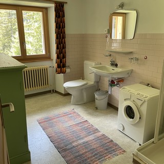 Badezimmer mit Waschmaschine